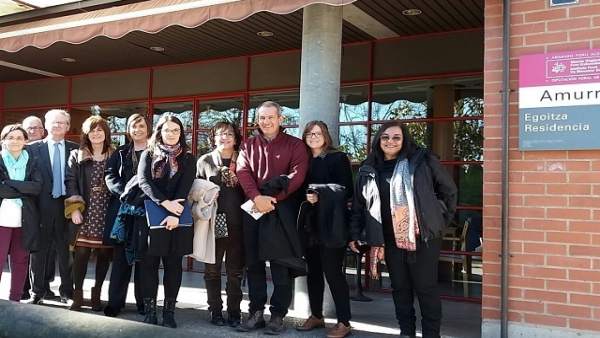 A diputada foral Marian Olabarrieta junto a la viceconsejera de Política Social A diputada foral Marian Olabarrieta junto a la viceconsejera de Política Social
