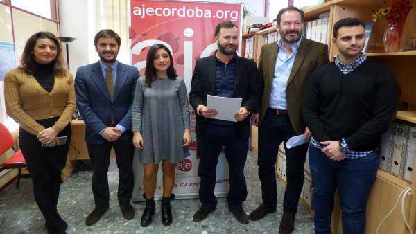 Adolfo Molina y Cintia Bustos con directivos de AJE Adolfo Molina y Cintia Bustos con directivos de AJE