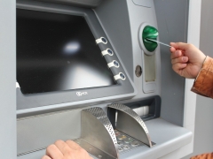 Un ladrón se compadece de su víctima y le devuelve el dinero robado al ver el saldo de su cuenta