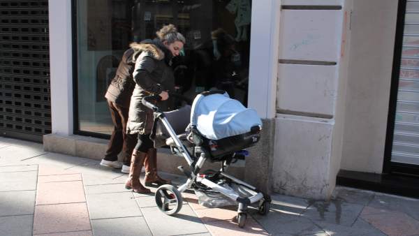 Carrito de bebe, Mujer paseando, Calle Carrito de bebe, Mujer paseando, Calle