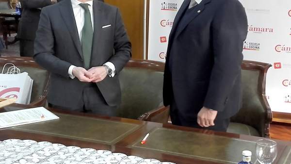 Caramanzana conversa con Sosa ante un tapete de artesanía paraguaya Caramanzana conversa con Sosa ante un tapete de artesanía paraguaya