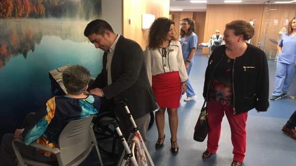 Reyes saluda a una usuaria de la residencia para personas mayores Santa Teresa. Reyes saluda a una usuaria de la residencia para personas mayores Santa Teresa.