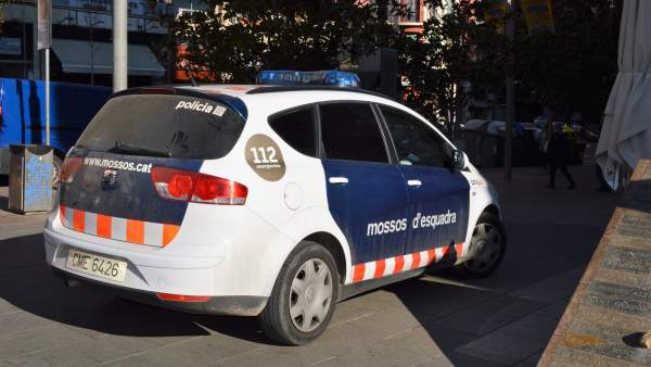Un coche de los Mossos d'Esquadra aparcado. Un coche de los Mossos d'Esquadra aparcado.