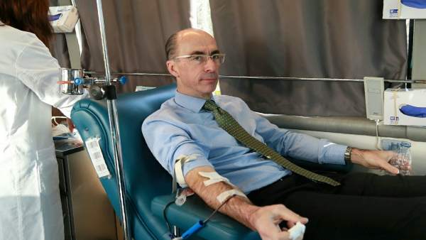 El consleleiro de Sanidade dona sangre El consleleiro de Sanidade dona sangre