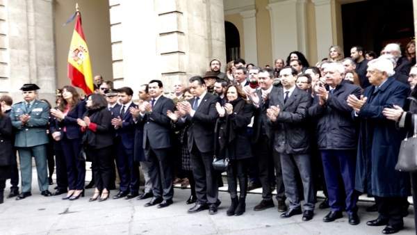 Minuto de silencio en silencio en Sevilla por el asesinato de Alberto y Ascen Minuto de silencio en silencio en Sevilla por el asesinato de Alberto y Ascen