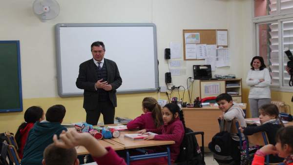 Espadas visita un colegio de Sevilla Este Espadas visita un colegio de Sevilla Este