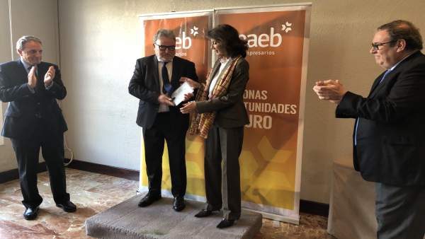 Carmen Planas junto a responsable CAEB en Menorca Carmen Planas junto a responsable CAEB en Menorca