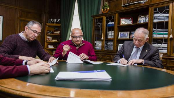 Gabriel Amat, en la firma del contrato de adjudicación de las obras en Viator. Gabriel Amat, en la firma del contrato de adjudicación de las obras en Viator.