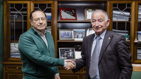 El Comité Organizador del Congreso Neumosur, junto a Gabriel Amat. El Comité Organizador del Congreso Neumosur, junto a Gabriel Amat.