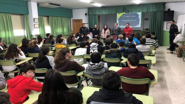 Charla policía agentes alumnos escolares redes sociales internet acoso educación Charla policía agentes alumnos escolares redes sociales internet acoso educación