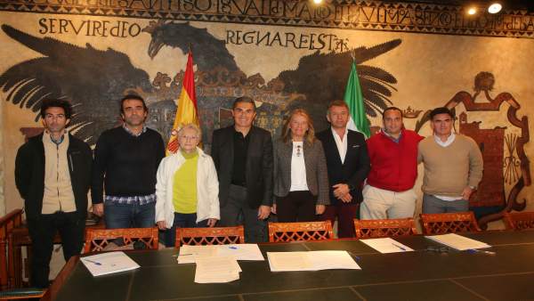 Angeles Muñoz con representantes de entidades deportivas marbella Angeles Muñoz con representantes de entidades deportivas marbella