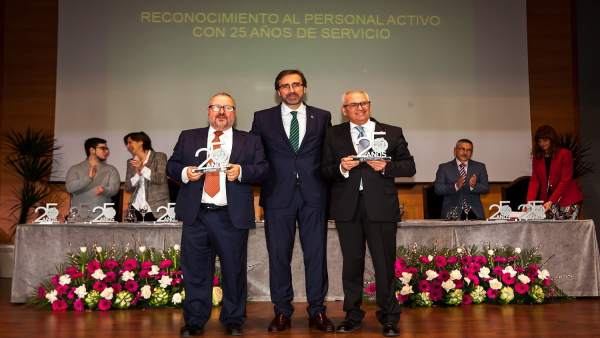 Juan Goméz con los dos exrectores de la UJA Juan Goméz con los dos exrectores de la UJA