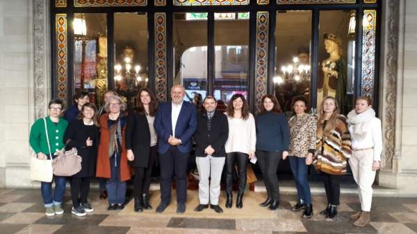 Foto de grupo antes de la reunión Foto de grupo antes de la reunión