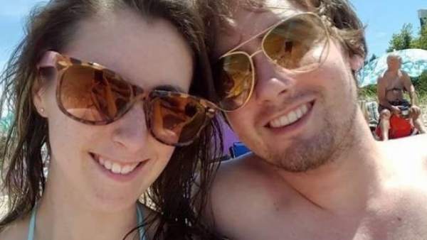 Pareja infectada por unas larvar en la playa, Katie Stephens Pareja infectada por unas larvar en la playa, Katie Stephens