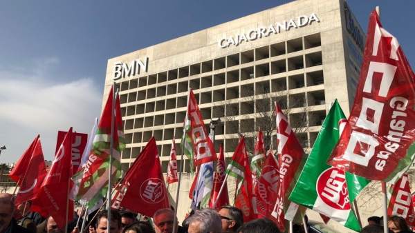 Concentración de sindicatos ante El Cubo en Granada, en contra del ERE de Bankia Concentración de sindicatos ante El Cubo en Granada, en contra del ERE de Bankia