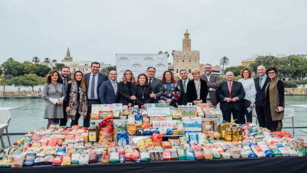 Abades Triana recauda 600 kilos de alimentos Abades Triana recauda 600 kilos de alimentos