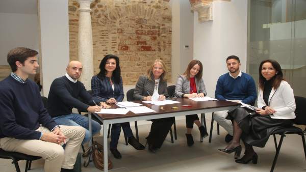 Muñoz en la firma de convenicos con emprendedores Muñoz en la firma de convenicos con emprendedores