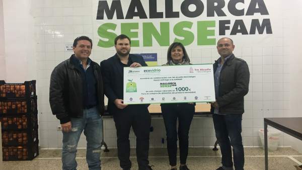 Entrega de la donación de Ecovidrio a Mallorca Sense Fam Entrega de la donación de Ecovidrio a Mallorca Sense Fam
