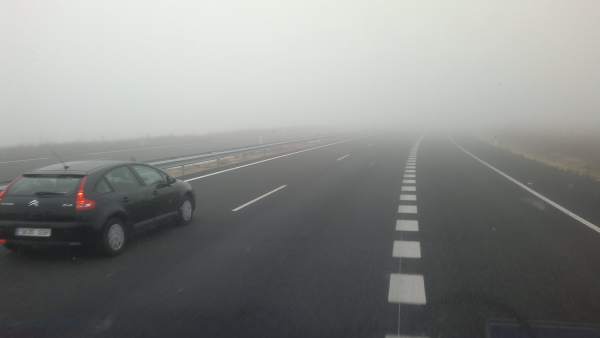 La niebla dificulta la visibilidad en una carretera. La niebla dificulta la visibilidad en una carretera.