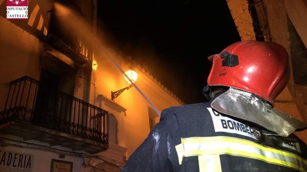 Un incendi calcina una vivenda unifamiliar a Cervera de Maestre sense causar ferits Un incendi calcina una vivenda unifamiliar a Cervera de Maestre sense causar ferits