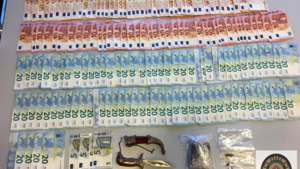 Dinero y droga interceptada por los Mossos d'Esquadra en un bar de Sant Andreu de la Barca. Dinero y droga interceptada por los Mossos d'Esquadra en un bar de Sant Andreu de la Barca.