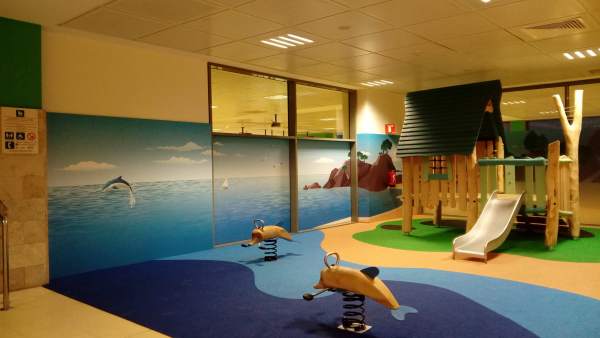 Parque infantil en el Aeropuerto de Girona Parque infantil en el Aeropuerto de Girona