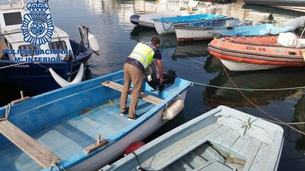 Detenidos por introducir ilegalmente a extranjeros en patera Detenidos por introducir ilegalmente a extranjeros en patera