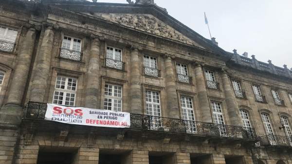 Pancarta en defensa de la sanidad pública en la fachada del Ayuntamiento Pancarta en defensa de la sanidad pública en la fachada del Ayuntamiento