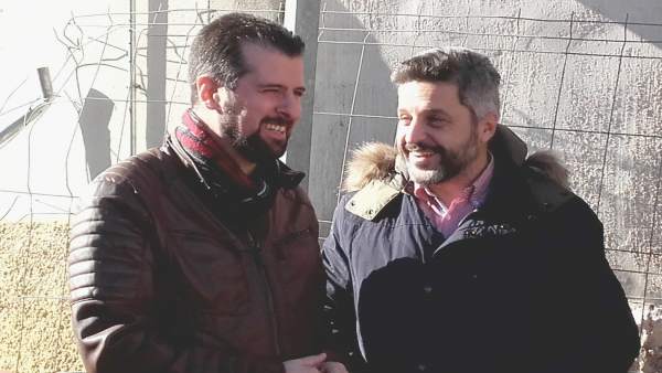 Luis Tudanca conversa con el diputado provincial Julio del Valle Luis Tudanca conversa con el diputado provincial Julio del Valle
