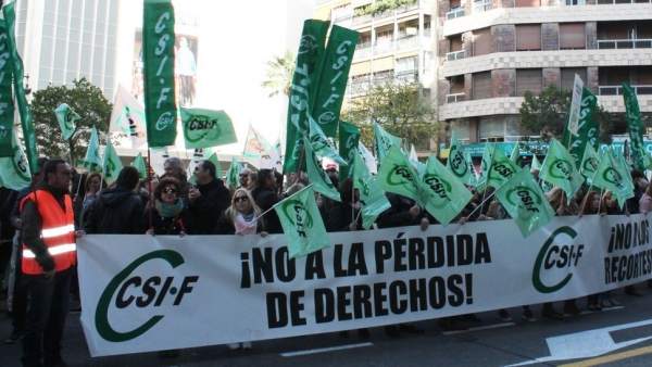 Concentración de afiliados al CSIF en València Concentración de afiliados al CSIF en València