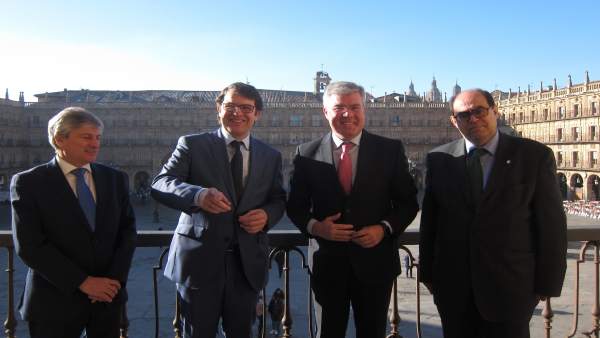 Firmantes del convenio en el balcón del Ayuntamiento de Salamanca Firmantes del convenio en el balcón del Ayuntamiento de Salamanca