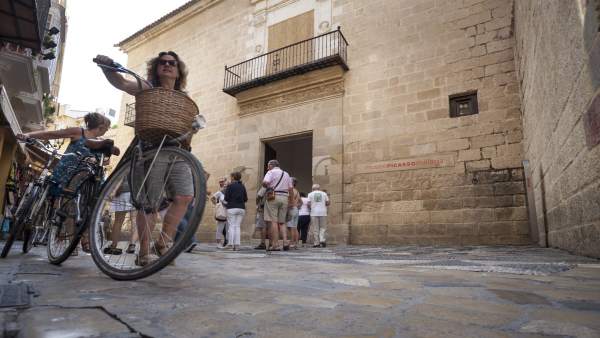 Turistas viajeros museo picasso málaga bicicleta cicloturismo visitantes cultura Turistas viajeros museo picasso málaga bicicleta cicloturismo visitantes cultura