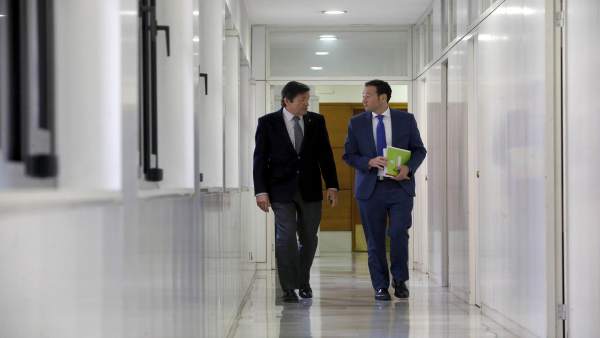 El presidente de Asturias, Javier Fernández, y el consejero Guillermo MArtínez El presidente de Asturias, Javier Fernández, y el consejero Guillermo MArtínez