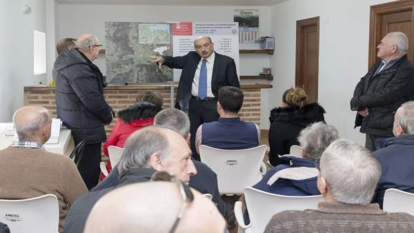 José María Mazón presenta el proyecto de mejora de la carretera de Padiérniga José María Mazón presenta el proyecto de mejora de la carretera de Padiérniga