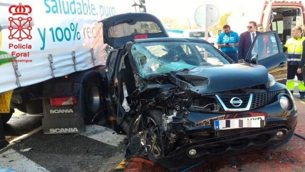 Colisión entre un turismo y un camión en San Adrián Colisión entre un turismo y un camión en San Adrián