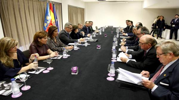 Empresaris traslladen a Santamaría que treballaran perquè polítics valencians recolzen els PGE a canvi d'inversions Empresaris traslladen a Santamaría que treballaran perquè polítics valencians recolzen els PGE a canvi d'inversions
