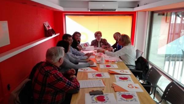 Ciudadanos se reúnen con miembros de la plataforma 'Por una sanidad digna'. Ciudadanos se reúnen con miembros de la plataforma 'Por una sanidad digna'.