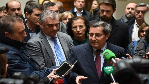El presidente de la Diputación, José Entrena, atiende sobre el eje de 400 kV El presidente de la Diputación, José Entrena, atiende sobre el eje de 400 kV