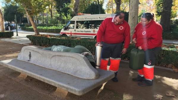 Voluntarios de Cruz Roja atienden a una persona sin hogar en Granada Voluntarios de Cruz Roja atienden a una persona sin hogar en Granada