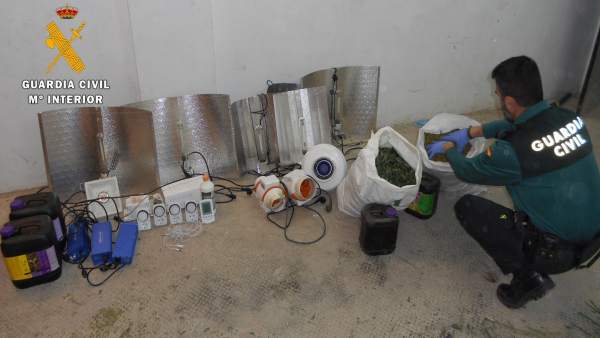 Marihuana y material intervenido por los agentes Marihuana y material intervenido por los agentes