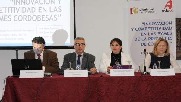Barbero y Pérez (centro) presentan el informe Barbero y Pérez (centro) presentan el informe