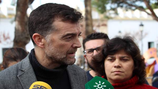 Antonio Maíllo atiende a los periodistas Antonio Maíllo atiende a los periodistas