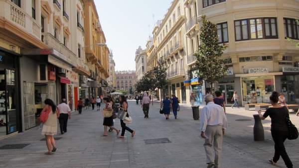 Cruz Conde, principal calle comercial del centro de la ciudad de Córdoba Cruz Conde, principal calle comercial del centro de la ciudad de Córdoba