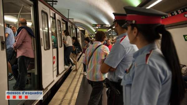 Mossos d'Esquadra en el Metro de Barcelona. Mossos d'Esquadra en el Metro de Barcelona.