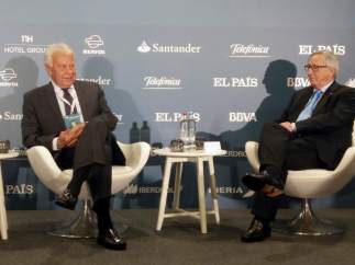 El presidente de la Comisión Europea, Jean-Claude Juncker, junto al expresidente español Felipe González, durante la conferencia organizada este miércoles por el diario "El País" en Bruselas.