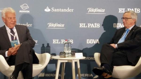 El presidente de la Comisión Europea, Jean-Claude Juncker, junto al expresidente español Felipe González, durante la conferencia organizada este miércoles por el diario "El País" en Bruselas. El presidente de la Comisión Europea, Jean-Claude Juncker, junto al expresidente español Felipe González, durante la conferencia organizada este miércoles por el diario "El País" en Bruselas.