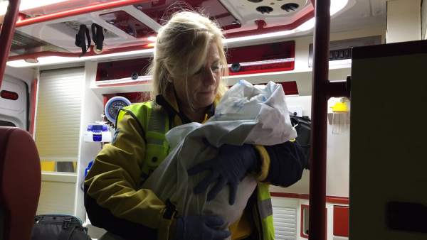 Una trabajadora del Samur asiste a la bebé abandonada en Tetuán Una trabajadora del Samur asiste a la bebé abandonada en Tetuán