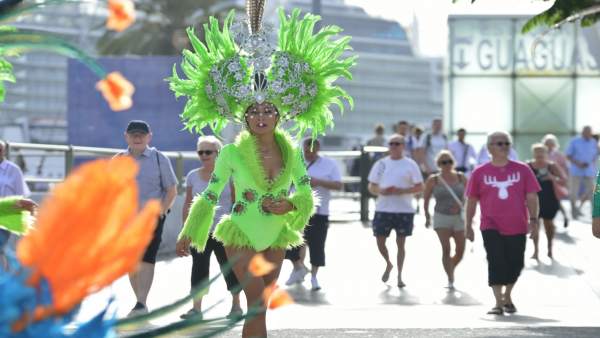 Cruceristas en Las Palmas de Gran Canaria durante el Carnaval Cruceristas en Las Palmas de Gran Canaria durante el Carnaval