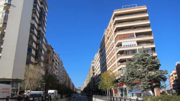 Vista de la avenida de Andalucía de Jaén con el paso subterráneo en primer plano Vista de la avenida de Andalucía de Jaén con el paso subterráneo en primer plano