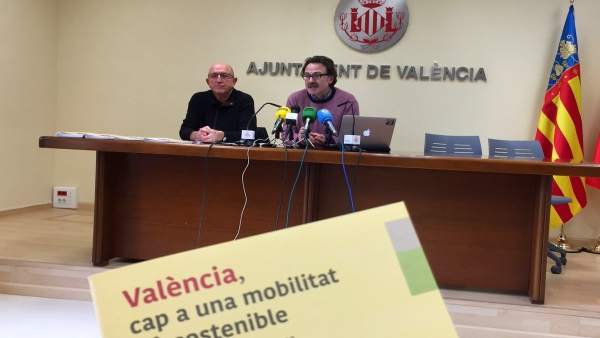 El concejal y el responsable de la guía presentan el proyecto en rueda de prensa El concejal y el responsable de la guía presentan el proyecto en rueda de prensa